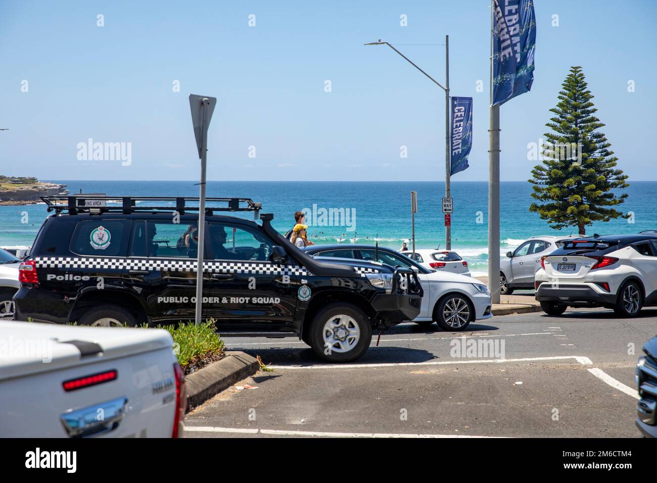 Police de Nouvelle-Galles du Sud agents de l'ordre public et de l'escouade anti-émeute dans une voiture noire conduisant à Bondi Beach, Sydney, Australie Banque D'Images