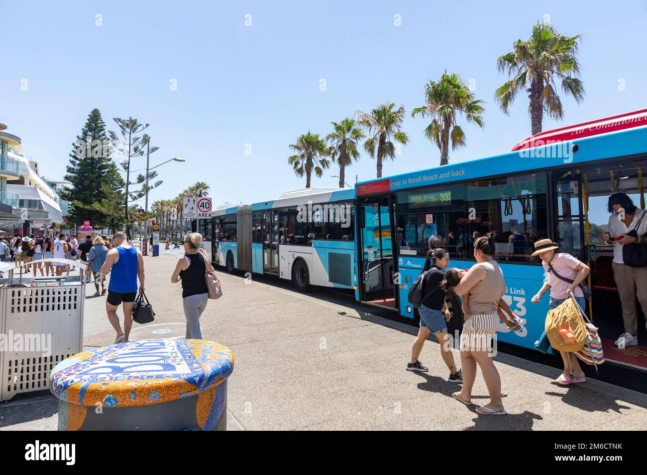 Bondi Beach Sydney 2023, les passagers arrêtent les bus de Sydney sur Campbell Parade pour visiter Bondi, Sydney, Nouvelle-Galles du Sud, Australie Banque D'Images