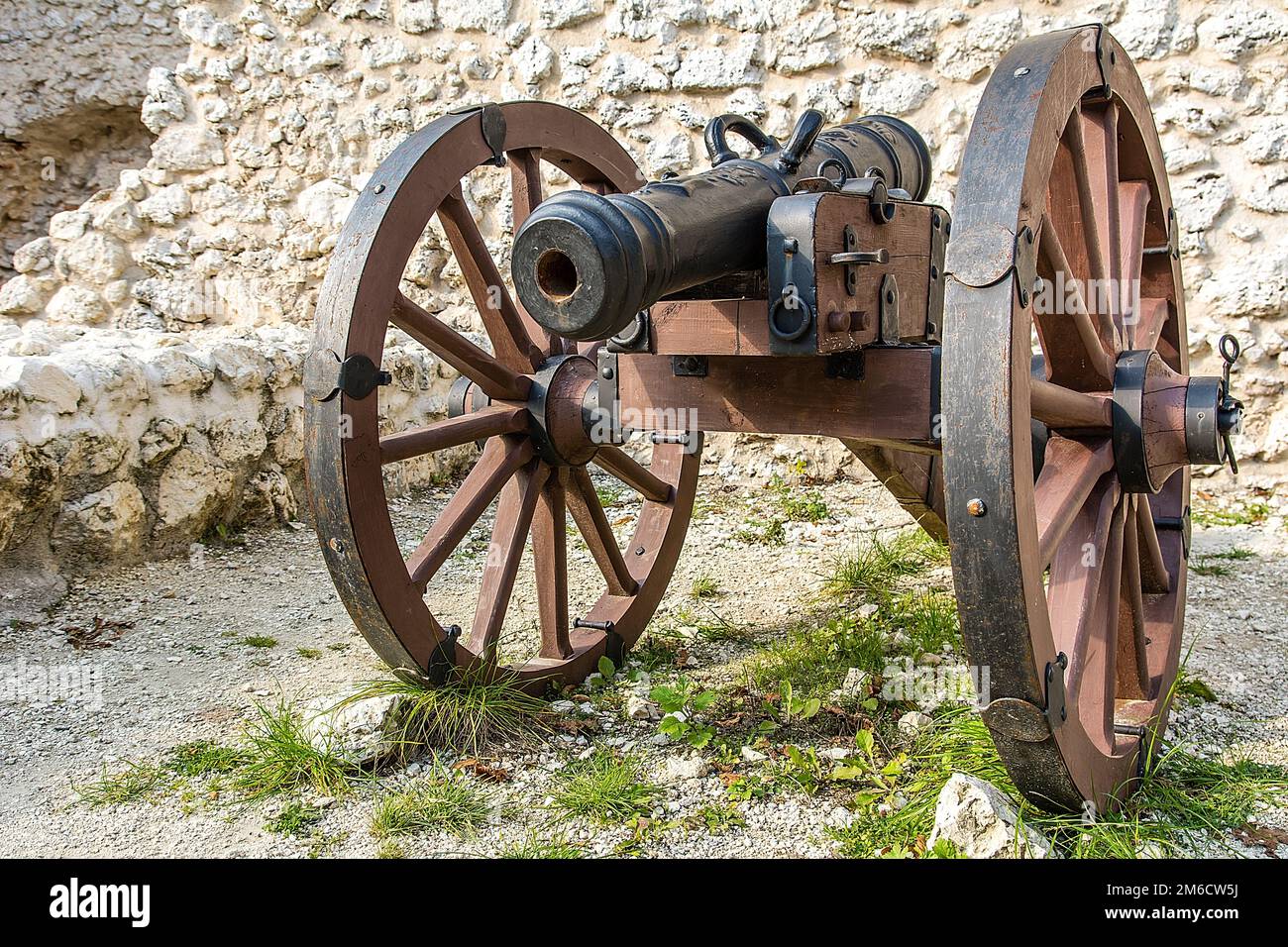 Vieux canon dans le château de Smolen (Pologne) Banque D'Images