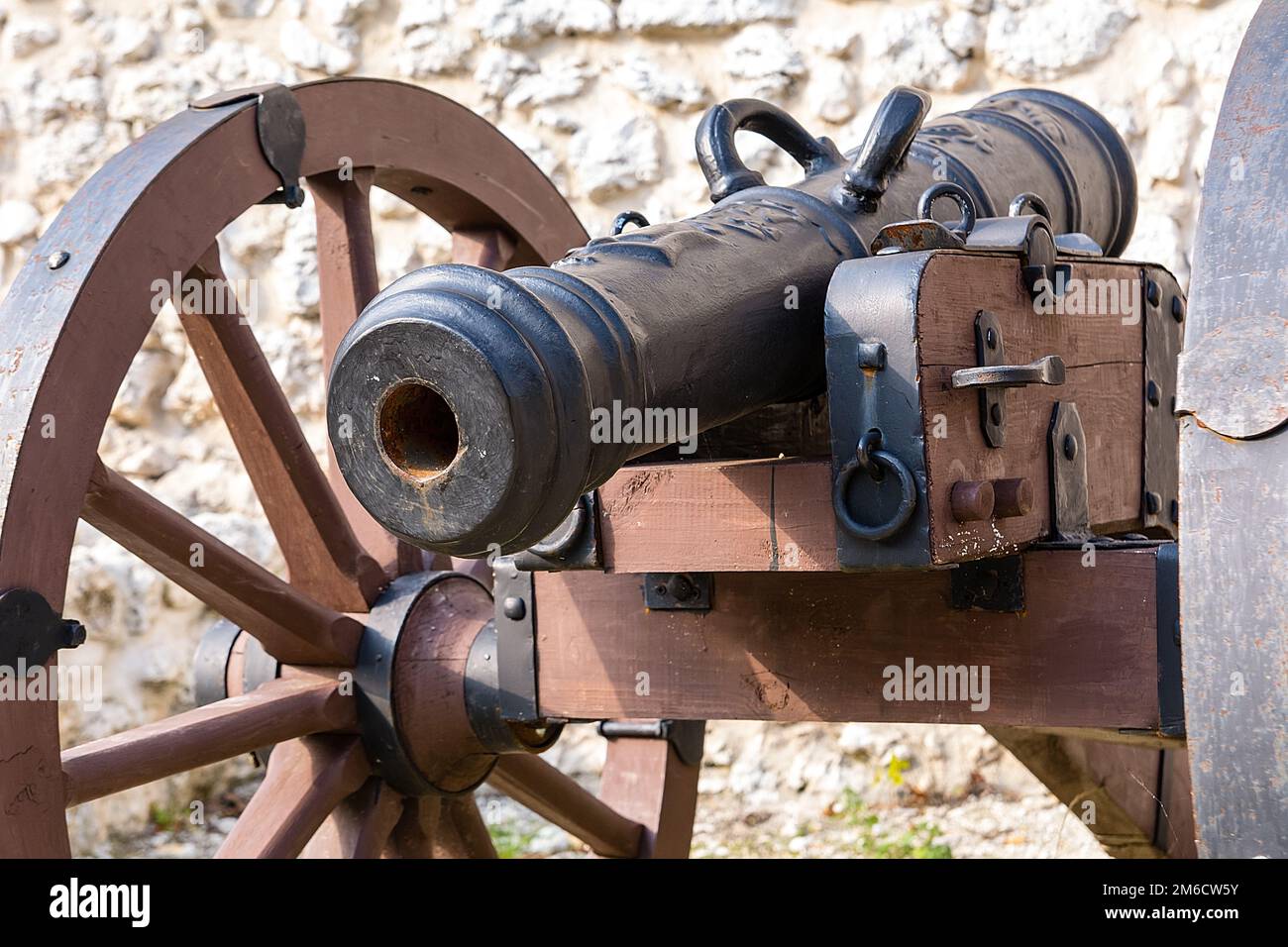 Vieux canon dans le château de Smolen (Pologne) Banque D'Images