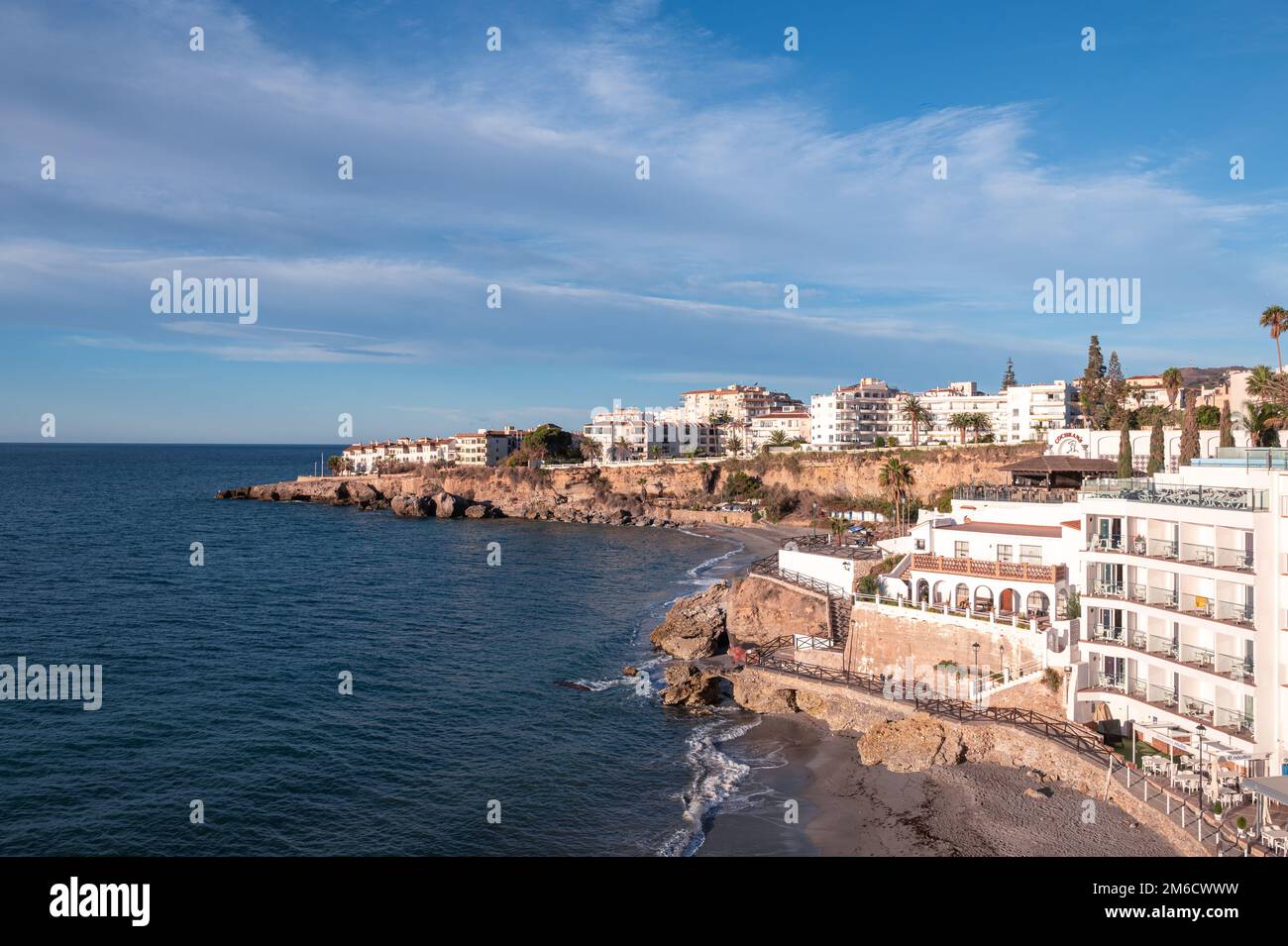 Nerja, Espagne : 2022 22 novembre : Panorama de balcon de Europa dans la ville de Nerja à Malaga, Espagne en 2022. Banque D'Images