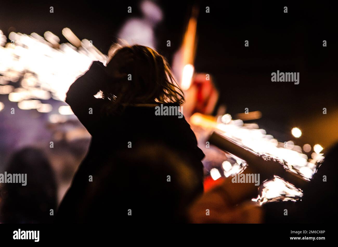 Fille sur les épaules regardant le taureau de feu Banque D'Images