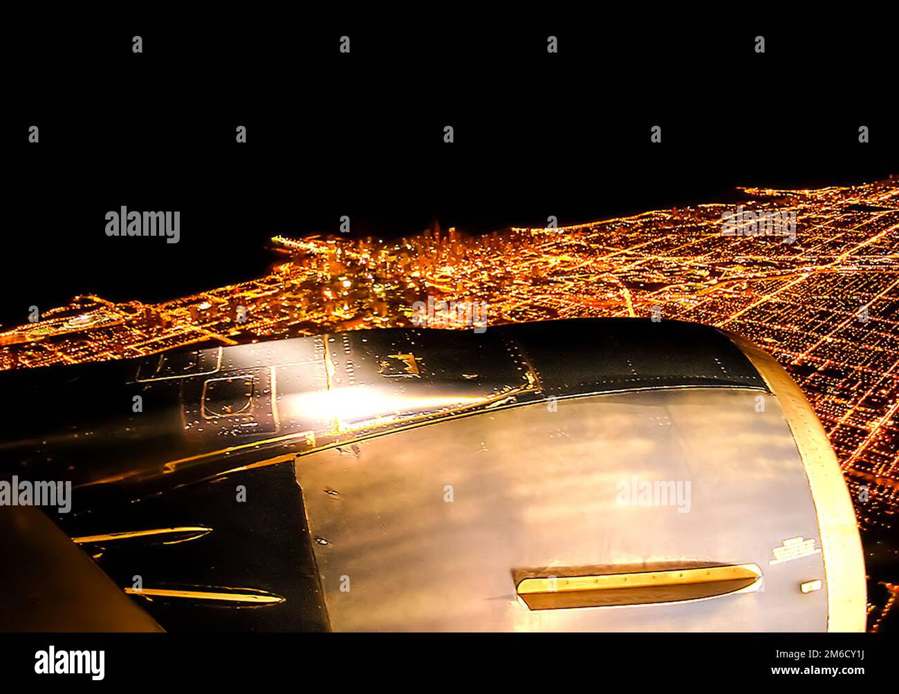 Vol en avion au-dessus de la ville nocturne. Banque D'Images