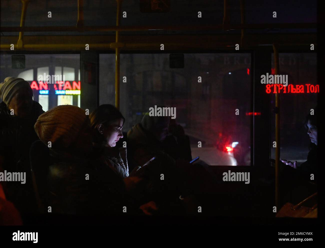 Kiev, Ukraine. 03rd janvier 2023. Les gens se trouvent dans le bus de Kiev. L'armée russe a mené des attaques massives de roquettes et de drones kamikaze sur les infrastructures énergétiques ukrainiennes. La Russie a envahi l'Ukraine le 24 février 2022, déclenchant la plus grande attaque militaire en Europe depuis la Seconde Guerre mondiale Crédit : SOPA Images Limited/Alamy Live News Banque D'Images