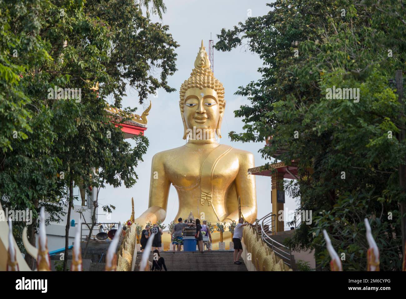 THAÏLANDE PATTAYA WAT PHRA YAI BOUDDHA Banque D'Images