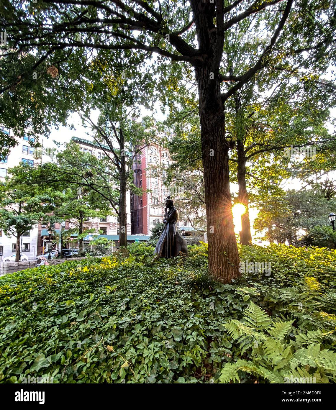 Parc Riverside, NY, 9 septembre 2022 - Eleanor Roosevelt Monument, au milieu des arbres, oiseau sur la tête, soleil se pavanant à travers les arbres. Artiste - Penelope Jencks. Banque D'Images