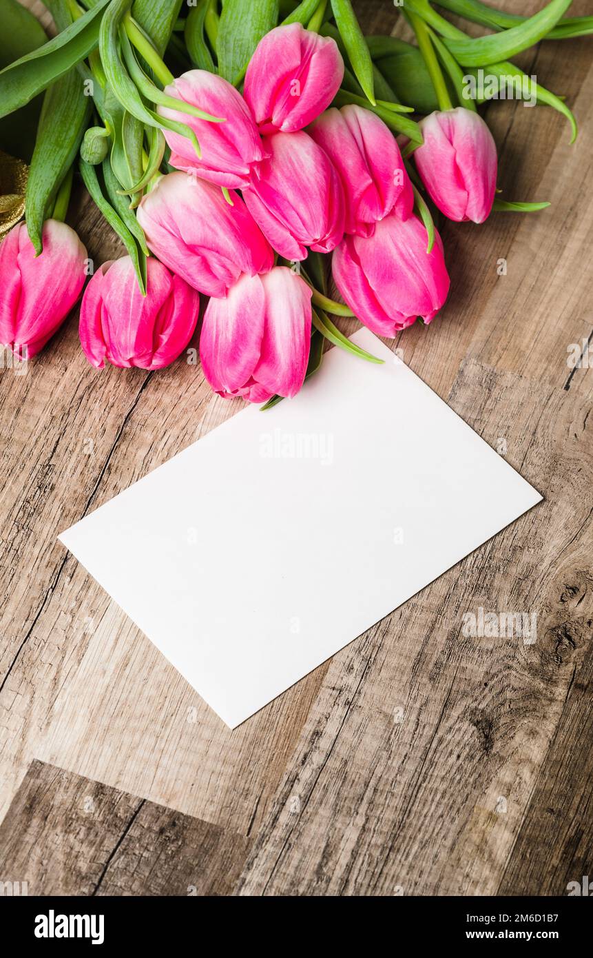 Beau bouquet de tulipes roses et félicitations sur la table Banque D'Images