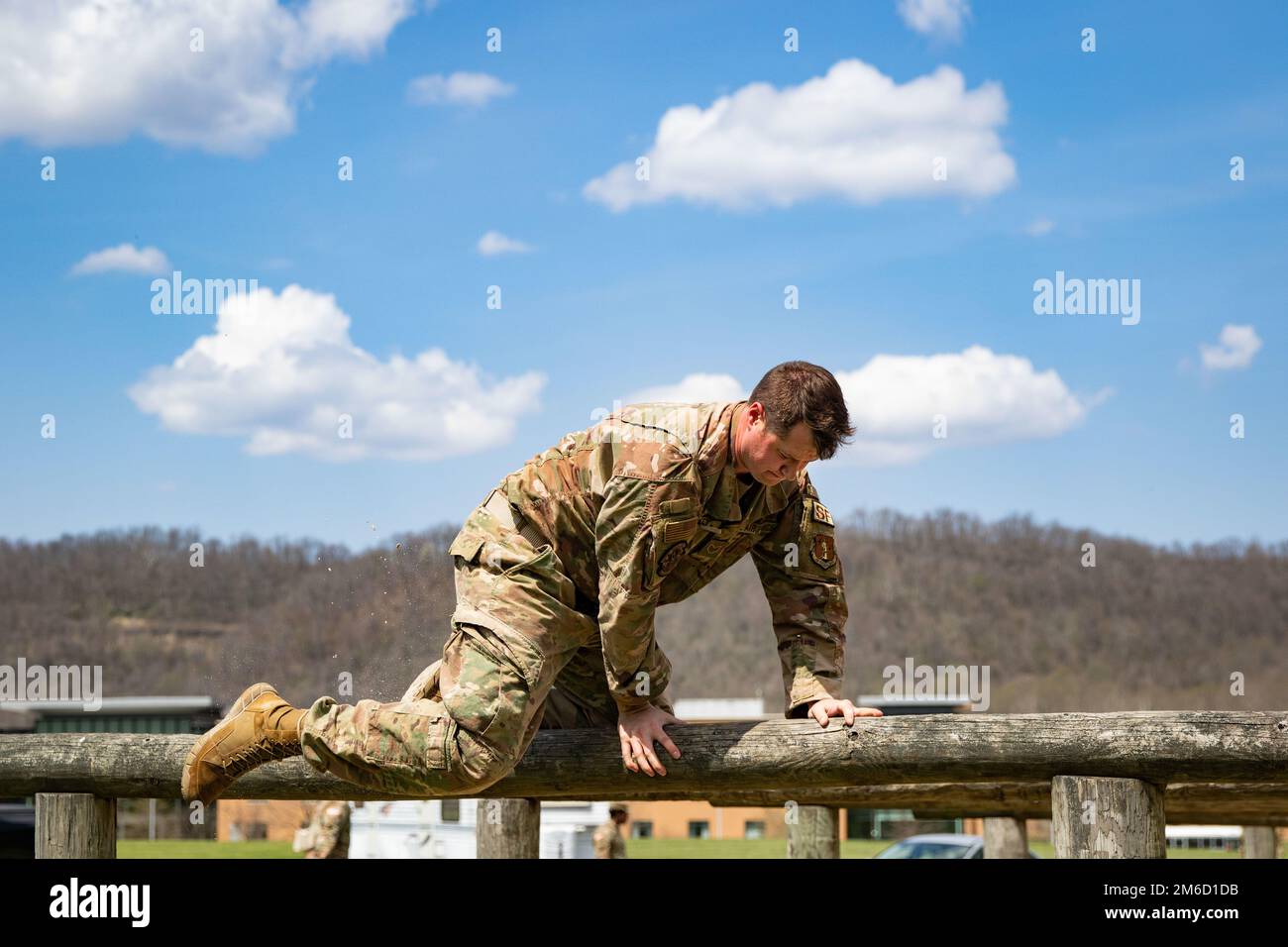 ÉTATS-UNIS Le sergent d'état-major de la Force aérienne Mark D. Jarrett, affecté à l'escadre aérienne de 130th, participe au cours d'obstacles pour la compétition du meilleur guerrier de la Garde nationale de Virginie-Occidentale au camp Dawson à Kingwood, en Virginie-Occidentale, sur 22 avril 2022. Le parcours d'obstacle n'est qu'une des nombreuses tâches incluses dans l'événement Range Run. (Photo de la Garde nationale de Virginie-Occidentale par SPC. Grace Carpenter) Banque D'Images