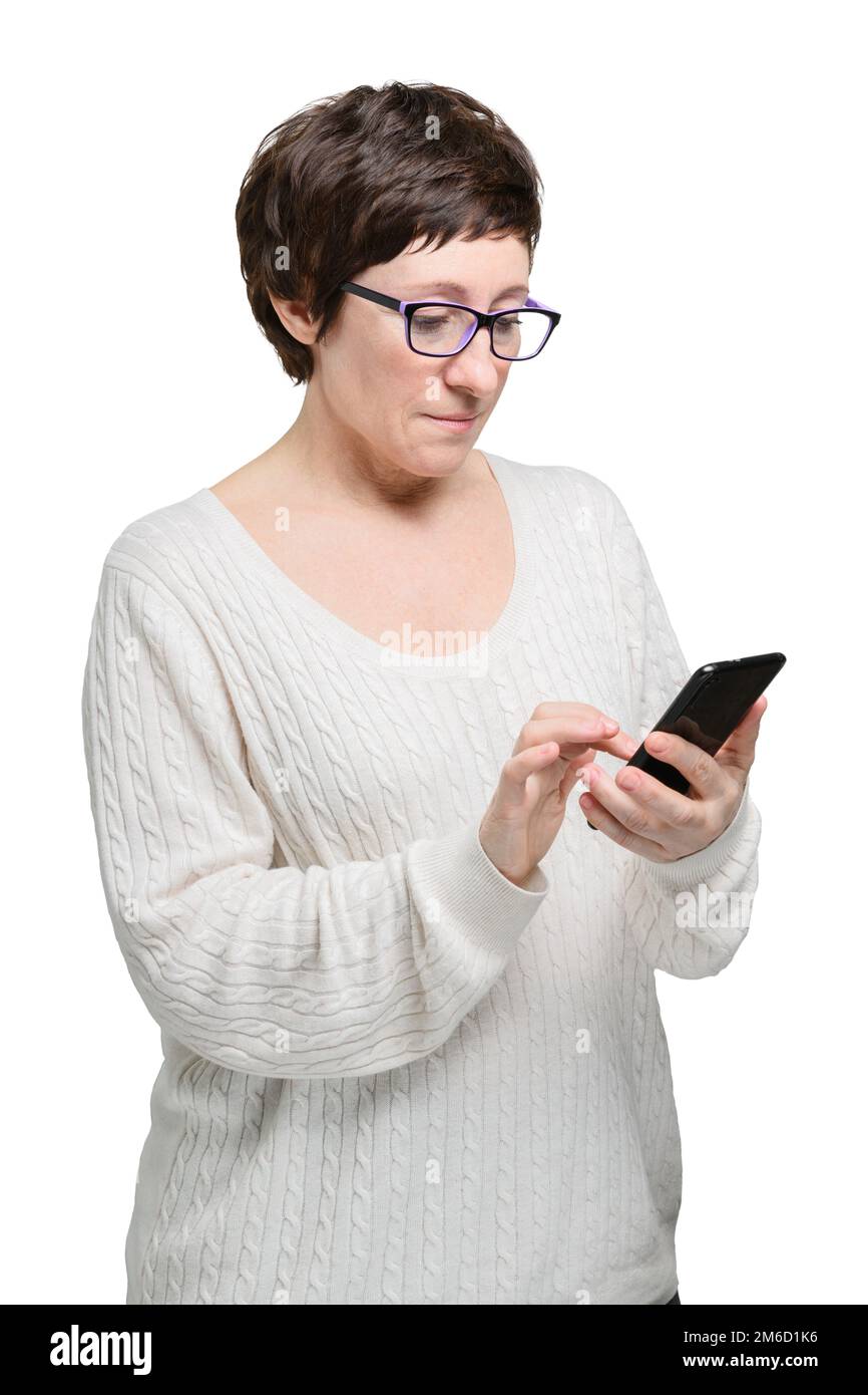 Brunette Woman en lunettes fait des achats dans la boutique en ligne avec téléphone et carte de crédit. Banque D'Images