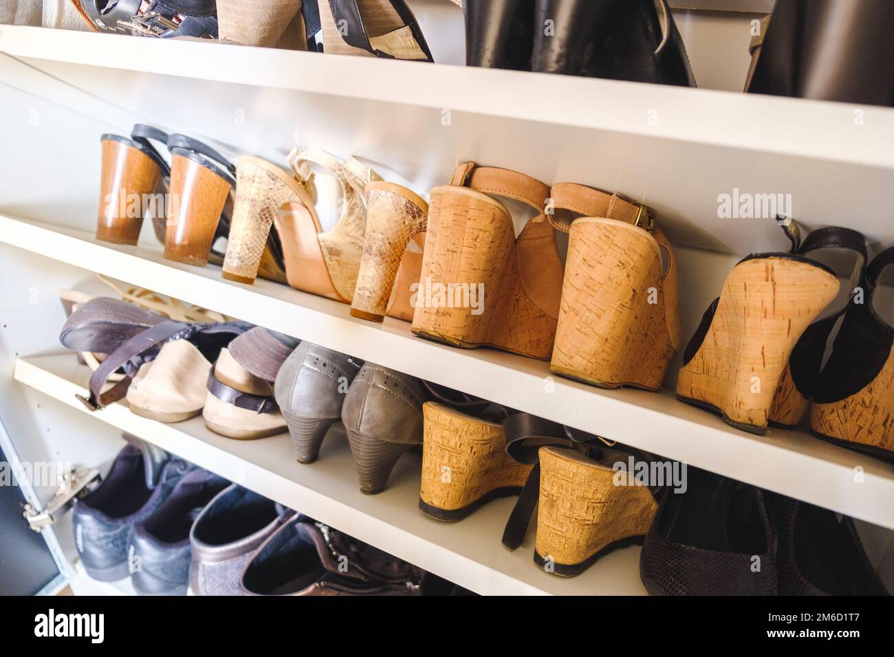 Porte-chaussures femmes talons chaussures liège talons en bois Banque D'Images