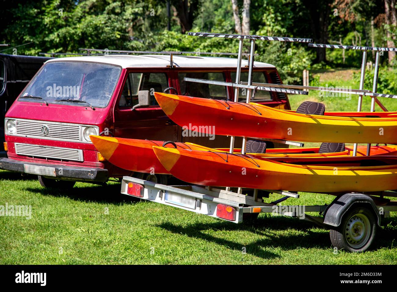 Kayaks à louer près de la rivière. Banque D'Images