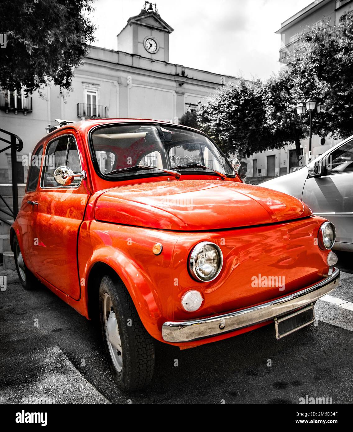 Vintage rouge italien voiture ancienne couleur sélective noir et blanc italie ville Banque D'Images
