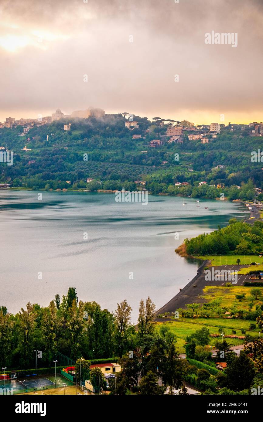 Lago di Albano ou Abano Lake dans la région des Castelli Romani - Roma - Lazio - Italie la verticale Banque D'Images