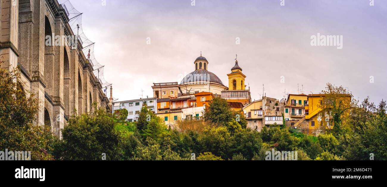 Ariccia pont et village vue panoramique sur les toits de Rome horizontale suburb en Latium sur Castelli Romani Banque D'Images