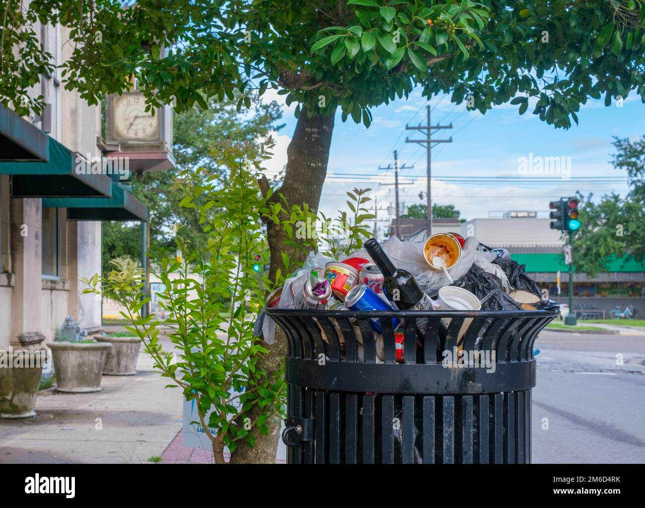 LA NOUVELLE-ORLÉANS, LA, États-Unis - 11 AOÛT 2022 : poubelle pleine sur  Oak Street dans le quartier Uptown Photo Stock - Alamy