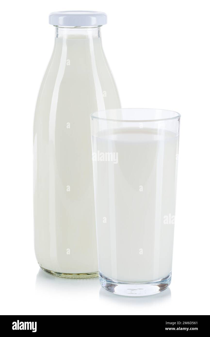 Du lait frais dans un verre et un biberon isolés sur du blanc Banque D'Images