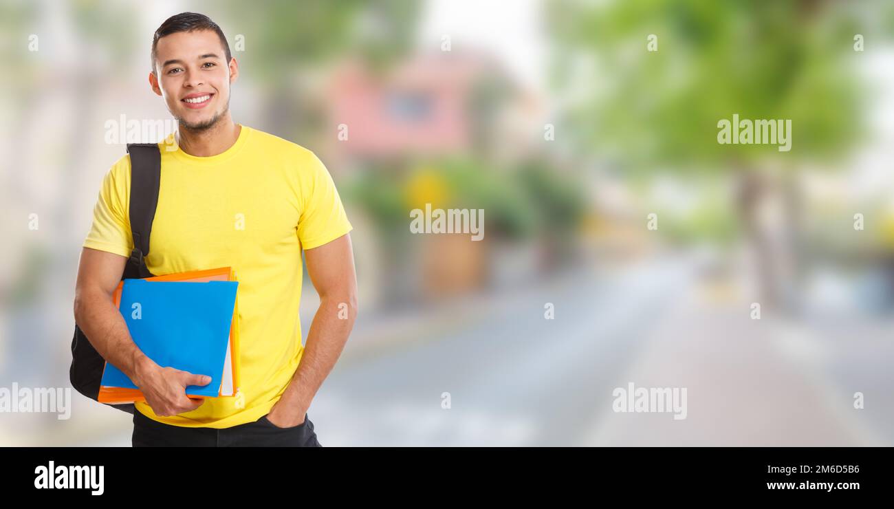 Étudiant jeune homme ville bannière copyspace copie espace apprentissage souriant personnes Banque D'Images
