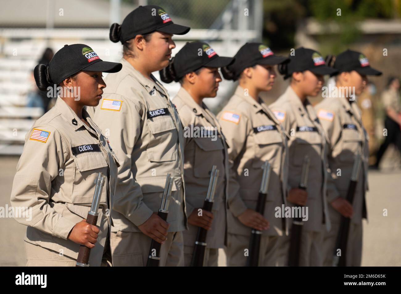 Les cadets de l'Académie des jeunes Grizzly du Camp San Luis Obispo  participent à l'épreuve de séquence de l'équipe armée lors de la  compétition de forage du corps des cadets de la