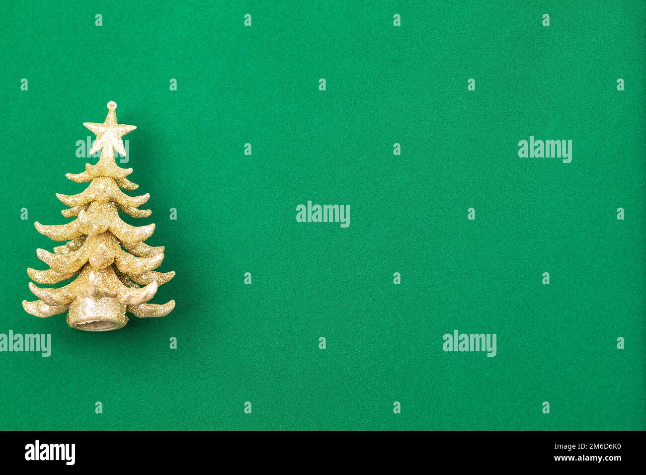 Arbre de Noël doré sur vert Banque D'Images
