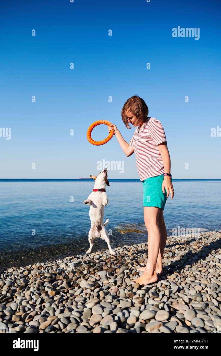 Femme joue avec son chien Banque D'Images