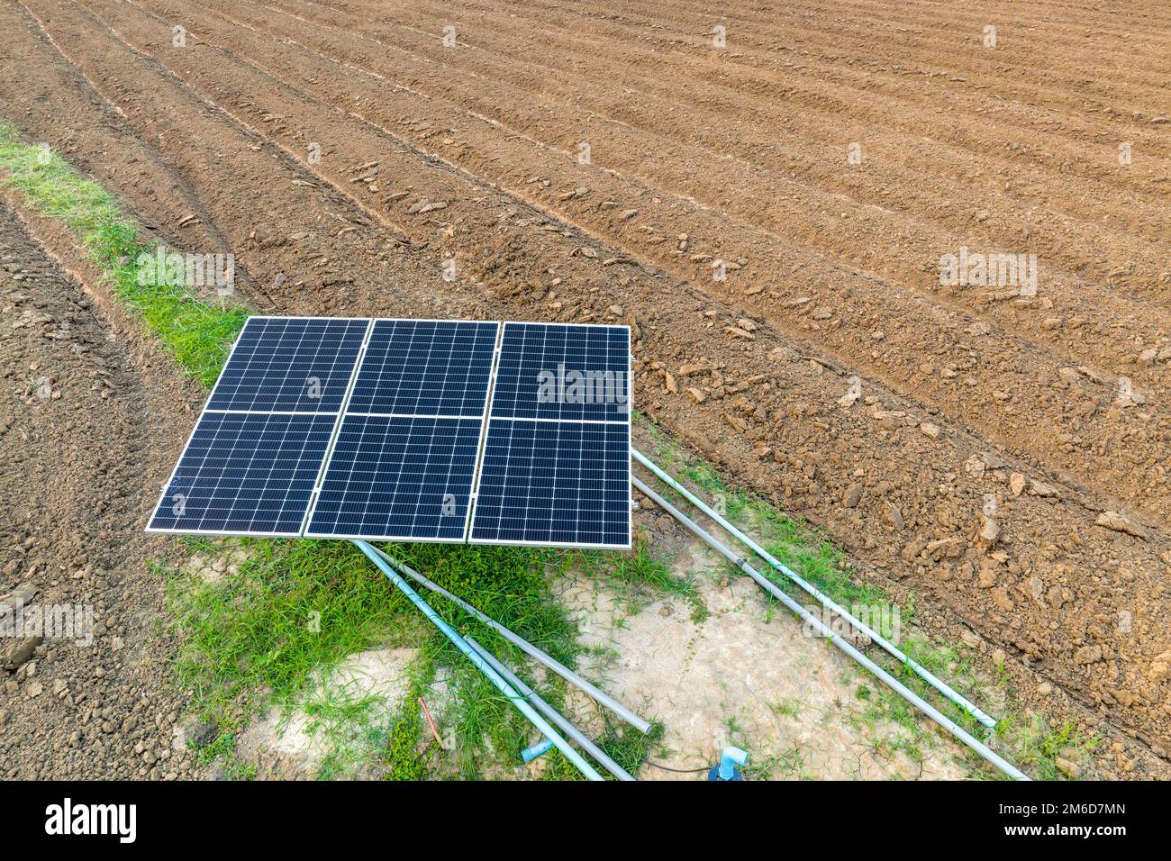 Panneaux solaires dans la ferme pour réduire l'empreinte carbone. Banque D'Images