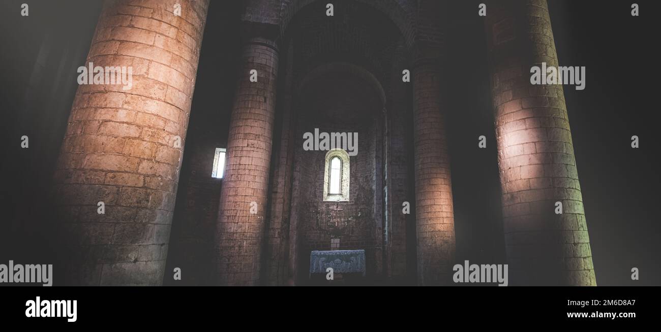 L'église sombre colonnes intérieures soleil rayons lumineux horizontal panoramique Banque D'Images