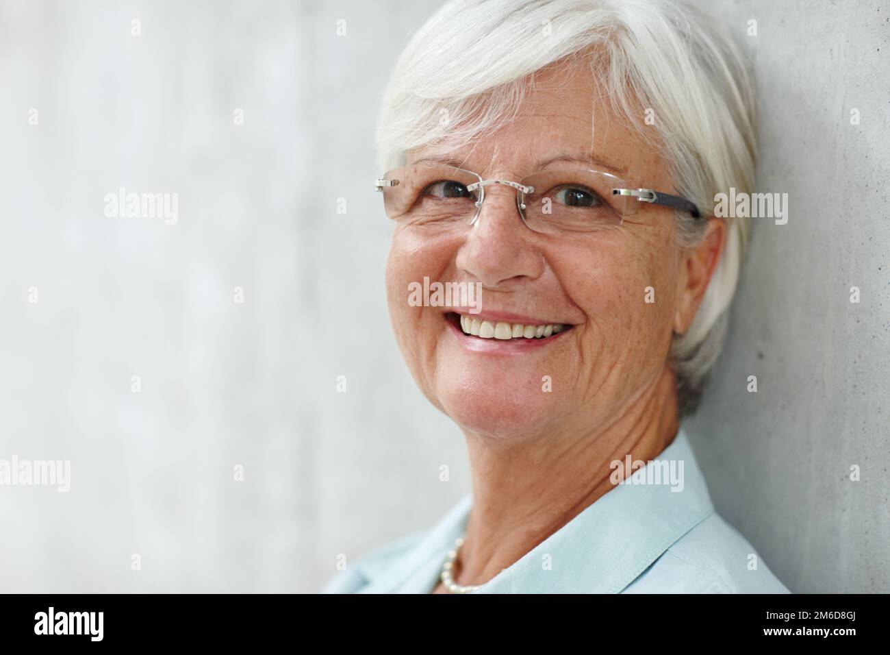 Toujours agir comme si vous portez une couronne invisible. Portrait d'une femme âgée souriant à l'appareil photo. Banque D'Images