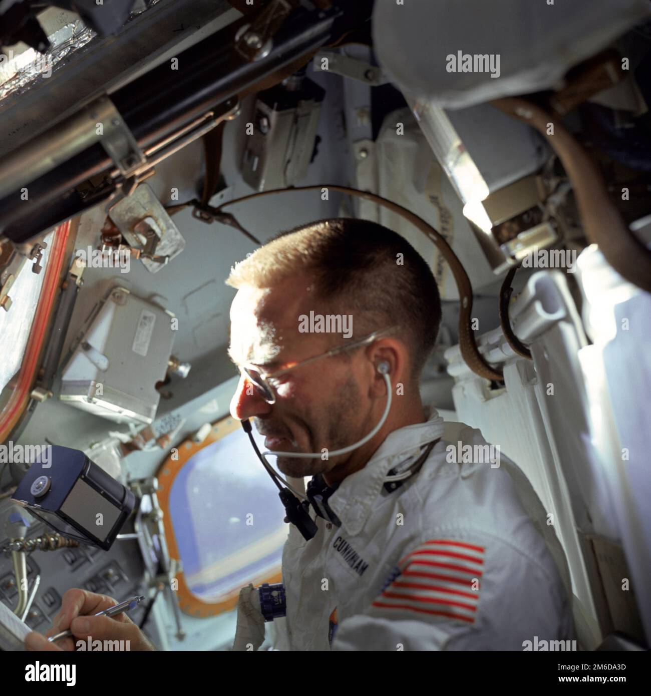 Atmosphère terrestre. 3rd janvier 2023. WALTER CUNNINGHAM, astronaute à la retraite de la NASA et pilote du premier vol à équipage dans le célèbre programme Apollo de l'agence spatiale, est décédé tôt mardi matin à l'âge de 90 ans. PHOTO DU DOSSIER : 1968, Apollo 7, le premier véhicule Saturn à transporter un équipage dans l'espace, lancé à partir du Kennedy Space Center de la NASA. Ici, le pilote de module lunaire Walter Cunningham écrit avec un stylo d'espace comme il effectue des tâches de vol le neuvième jour de la mission. Les véhicules de lancement de Saturn ont été développés et construits par le Marshall Space Flight Centre de la NASA. Le programme d'histoire de la NASA documente et préserve NA Banque D'Images