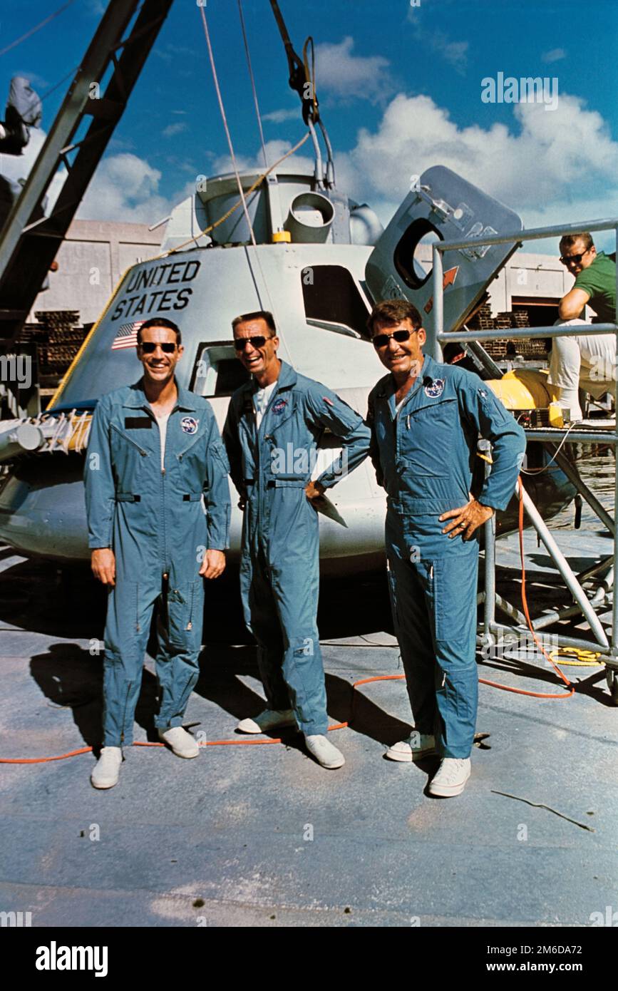 Golfe du Mexique. 27th novembre 1963. Apollo 7 Crew s'entraîne pour tester la technologie pour les missions sur la Lune. Cette image du 5 1968 août a été prise à bord du MV Retriever dans le golfe du Mexique, où l'équipage de l'Apollo 7, Walter Schirra, Walter Cunningham et Donn Eisele ont pratiqué les procédures d'évacuation de l'eau en préparation de la mission d'octobre 1968. Credit: NASA/ZUMA Wire/ZUMAPRESS.com/Alamy Live News Banque D'Images