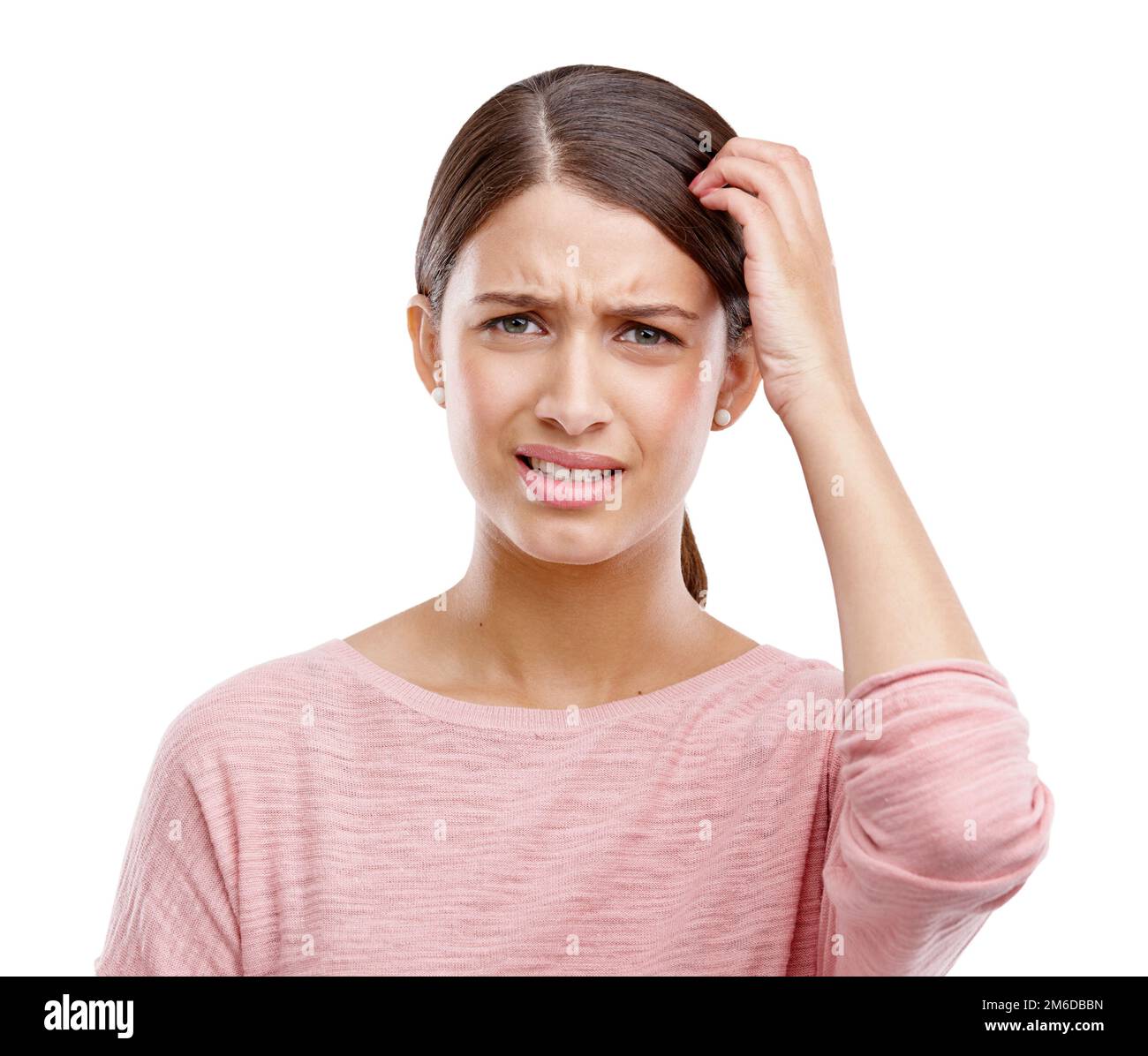 Pouvez-vous l'expliquer à nouveau. Portrait en studio d'une jeune femme attirante se grattant la tête dans la confusion. Banque D'Images