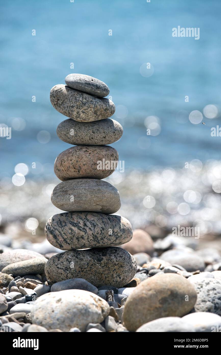Tour en pierre à la plage avec de l'eau en arrière-plan Banque D'Images