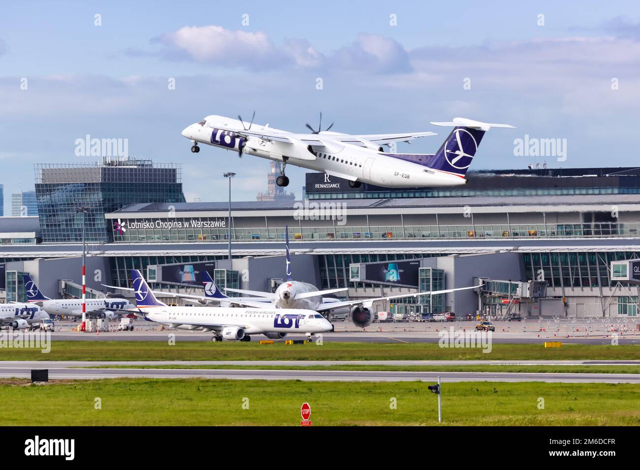 LOT Polish Airlines Bombardier DHC-8-400 avion aéroport de Varsovie Banque D'Images