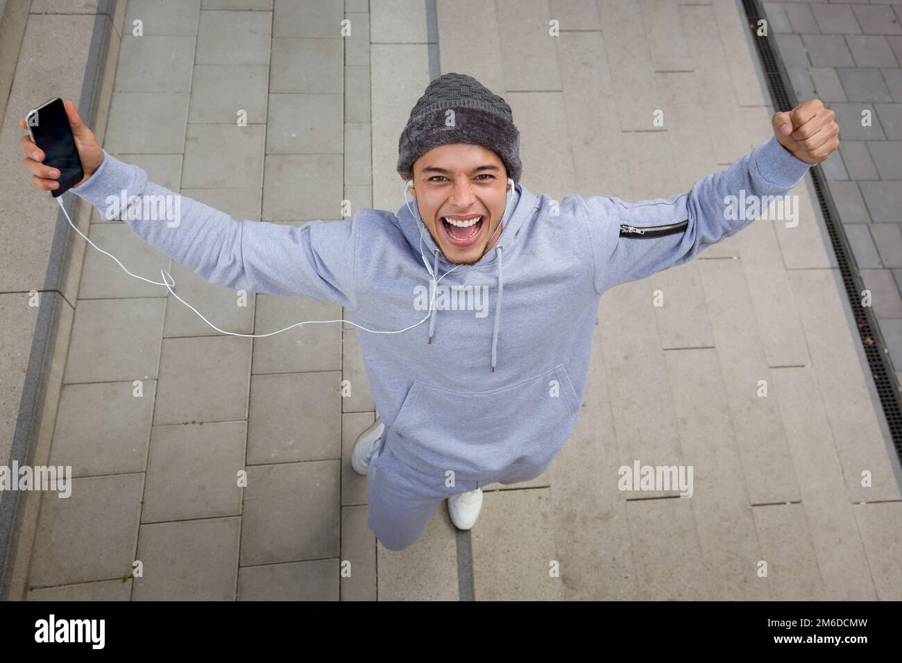 Réussi heureux jeune latin homme coureur jogger sport joie plaisir Banque D'Images