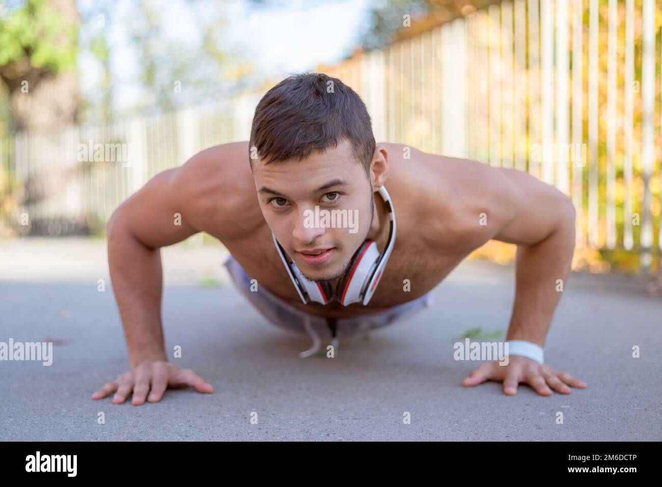 Faire des push-ups faire de l'exercice sport entraînement fitness entraînement jeune latino-homme Banque D'Images