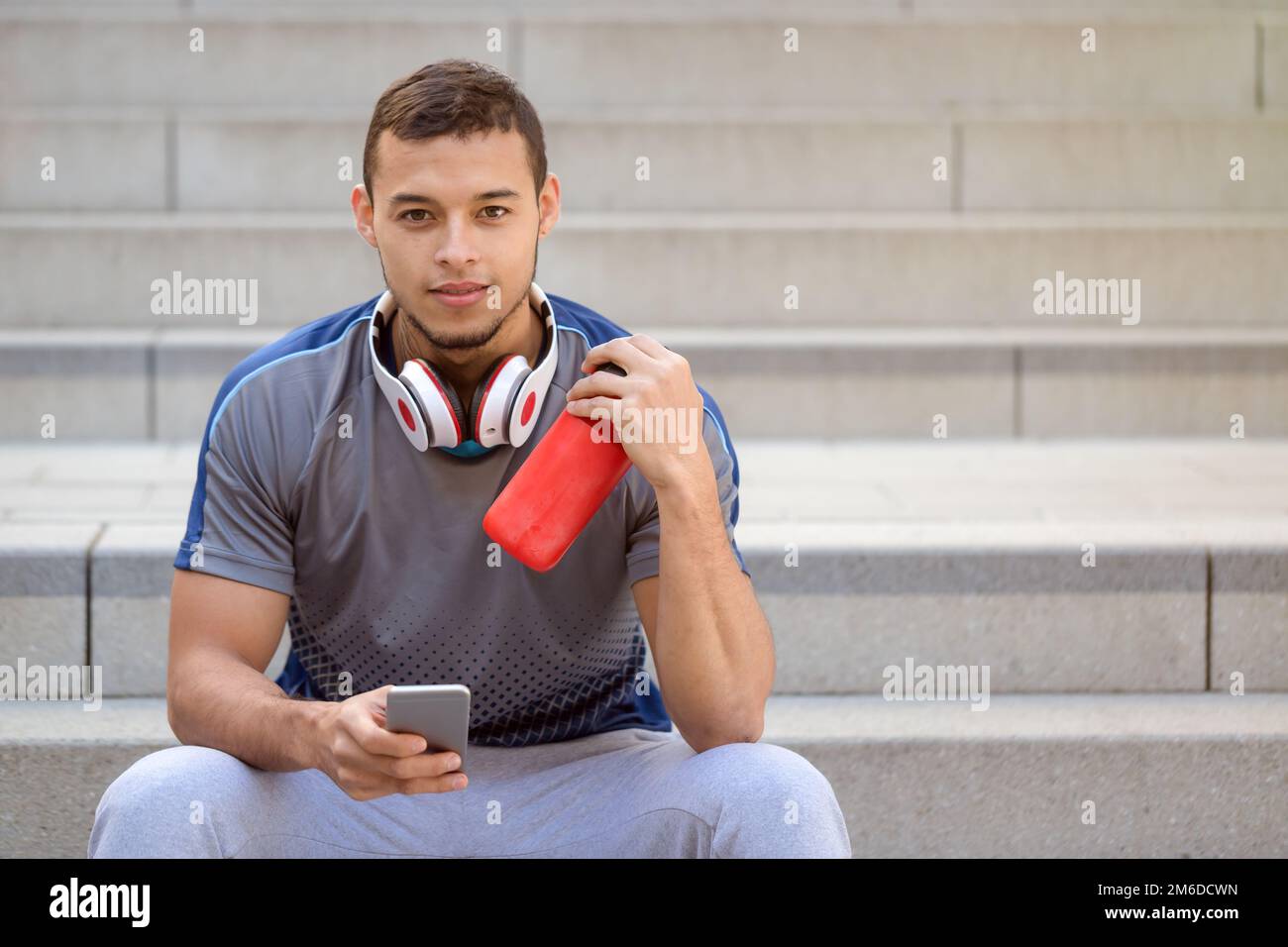 Smartphone jeune latin homme coureur jogger sport copyspace copie espace Banque D'Images