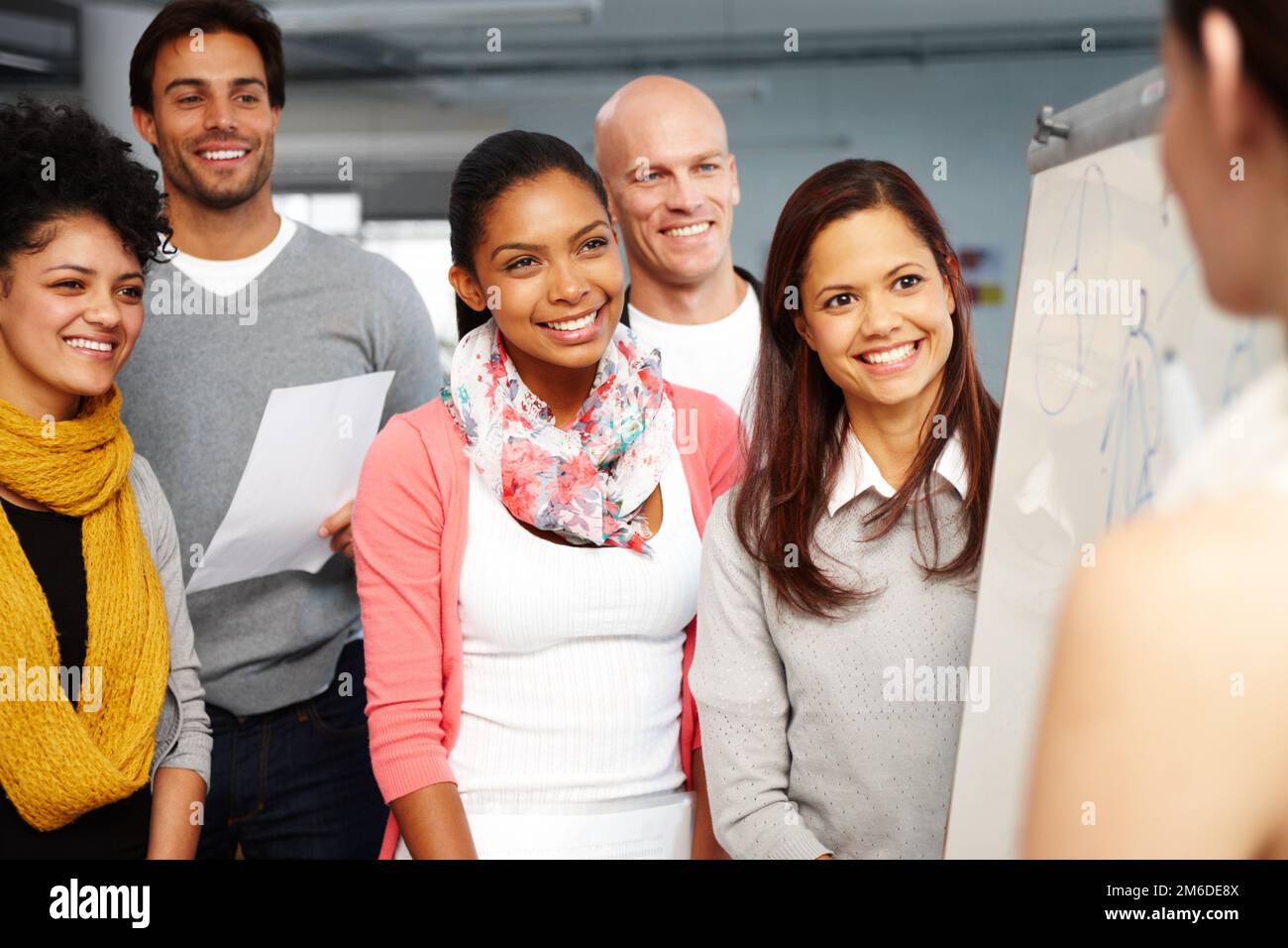 Tout en une journée de travail. un groupe diversifié de collègues dans un bureau. Banque D'Images