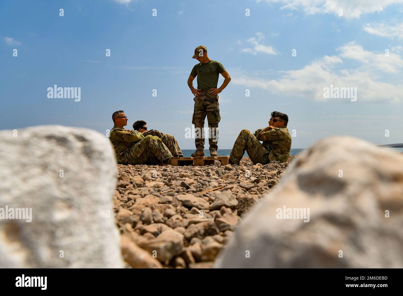 Les membres du service américain de la Force opérationnelle interarmées ...