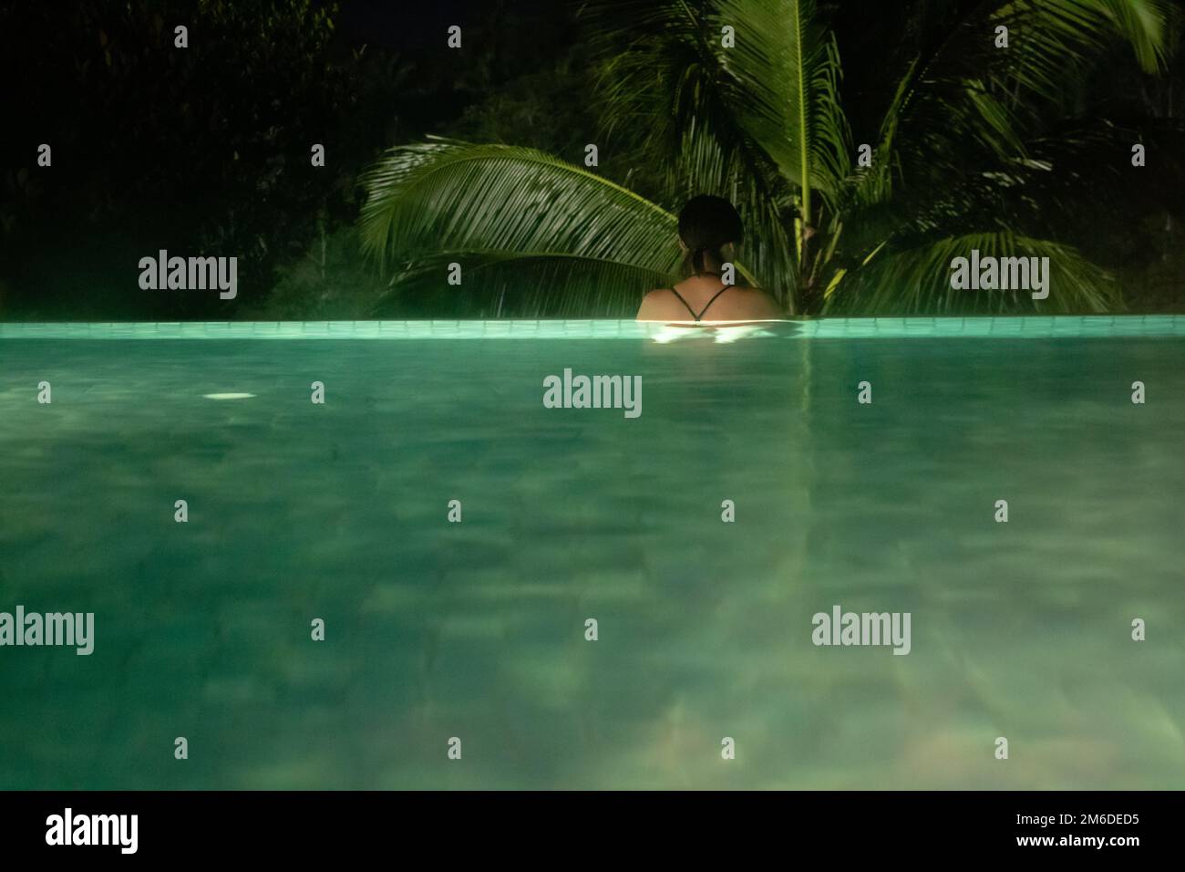 Une piscine à débordement de luxe dans un complexe tropical Banque D'Images