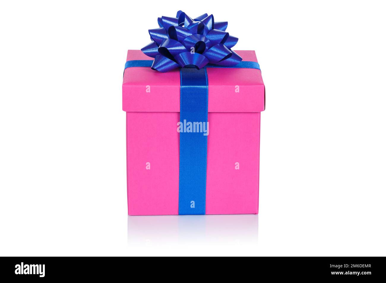 Cadeau de Noël cadeau d'anniversaire boîte rose ruban isolé sur blanc Banque D'Images