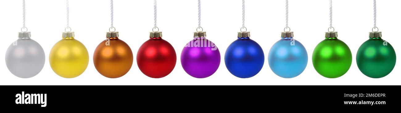 Décoration colorée de boules de Noël dans une rangée isolée Banque D'Images
