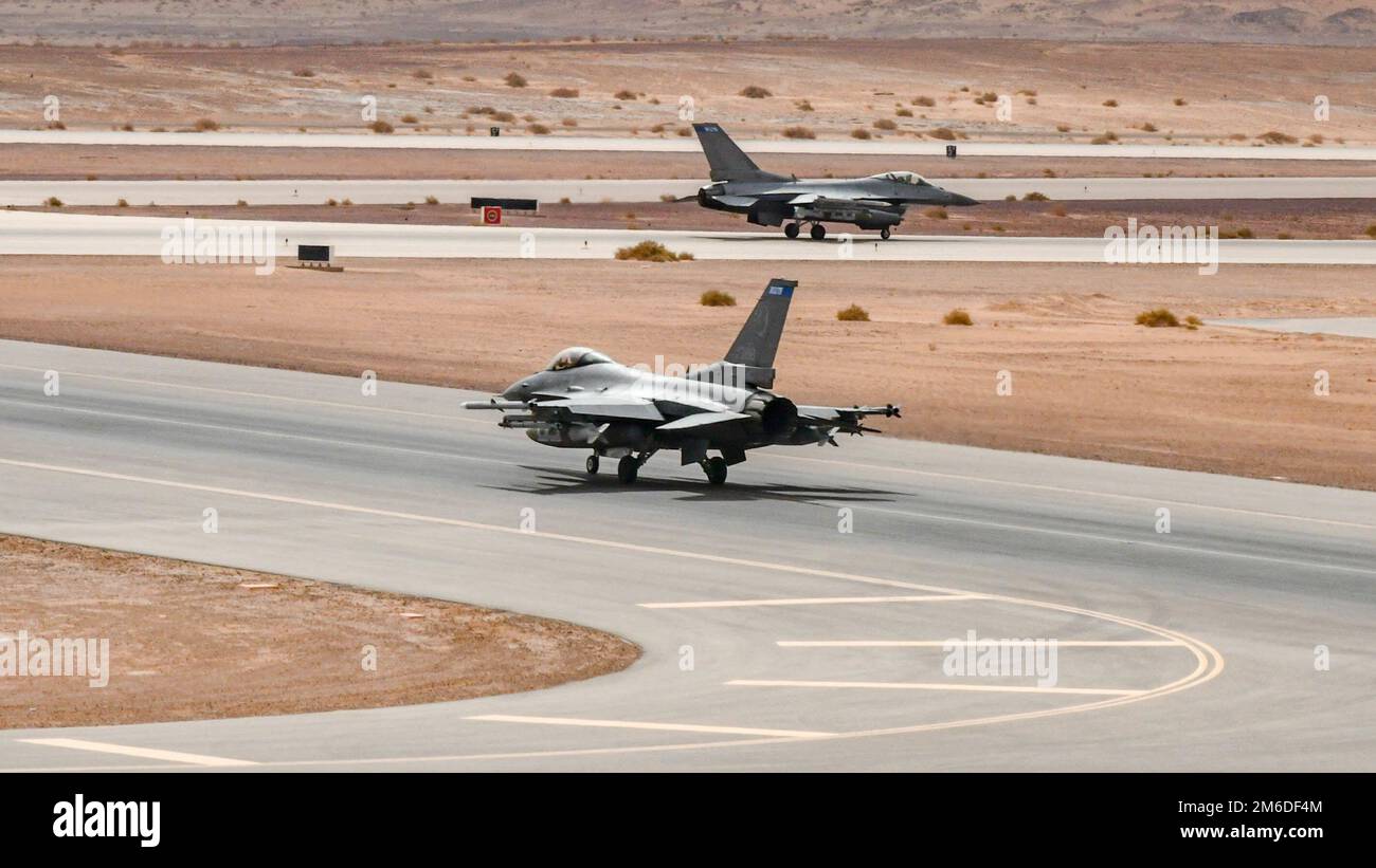 ÉTATS-UNIS Bloc 50 de la Force aérienne F-16cm Faucon Fighting, affecté à l'escadron de combat expéditionnaire 179th, taxi jusqu'à la piste de la base aérienne du Prince Sultan, Royaume d'Arabie saoudite, 24 avril 2022. Les 179th projets de la SFE combattent la puissance aérienne dans tout le domaine de responsabilité de l’AFCENT, soutiennent le personnel, améliorent le mouvement des forces et montrent la détermination des États-Unis et des pays partenaires dans la région. Banque D'Images