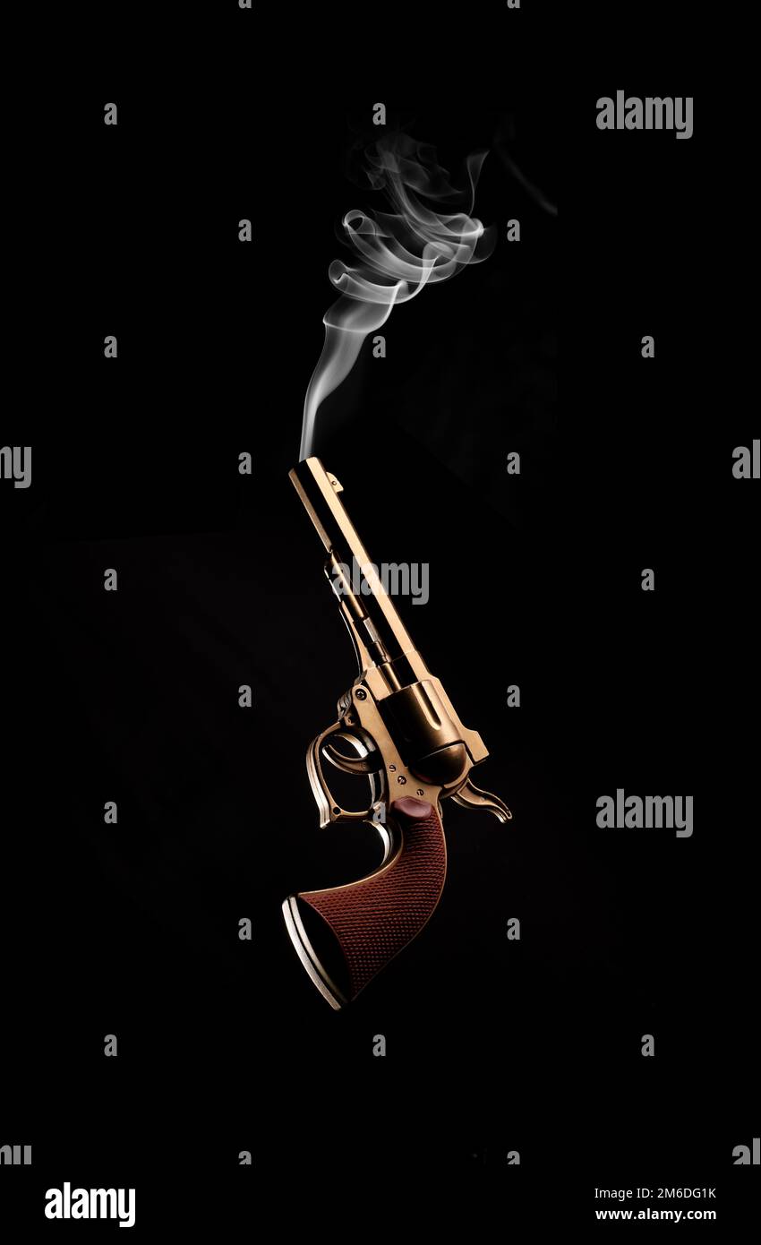 Vintage / Antique Gun et fumée sortir sur noir Arrière-plan Banque D'Images