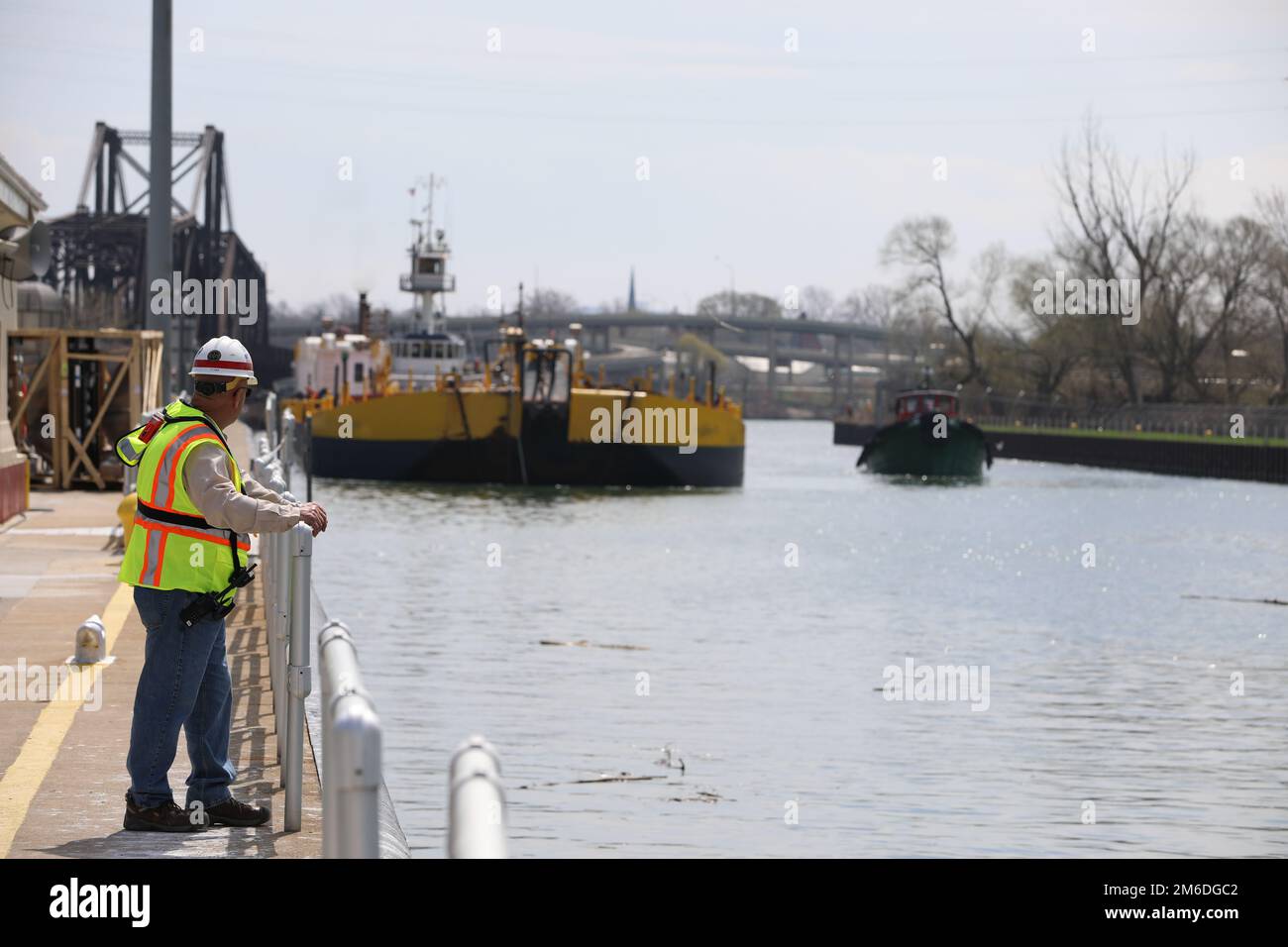 ÉTATS-UNIS Thomas Braunscheidel, maître d'écluse du corps des ingénieurs de l'armée, aide à superviser le passage de la barge Double Skin à travers l'écluse de Black Rock à Buffalo, New York, 25 avril 2022. La barge a été le premier grand navire de la saison de navigation commerciale à traverser l'écluse, ce qui constitue le seul moyen pour les navires commerciaux à fort tirant sur les Grands Lacs d'atteindre les ports de livraison sur la partie supérieure de la rivière Niagara. Banque D'Images