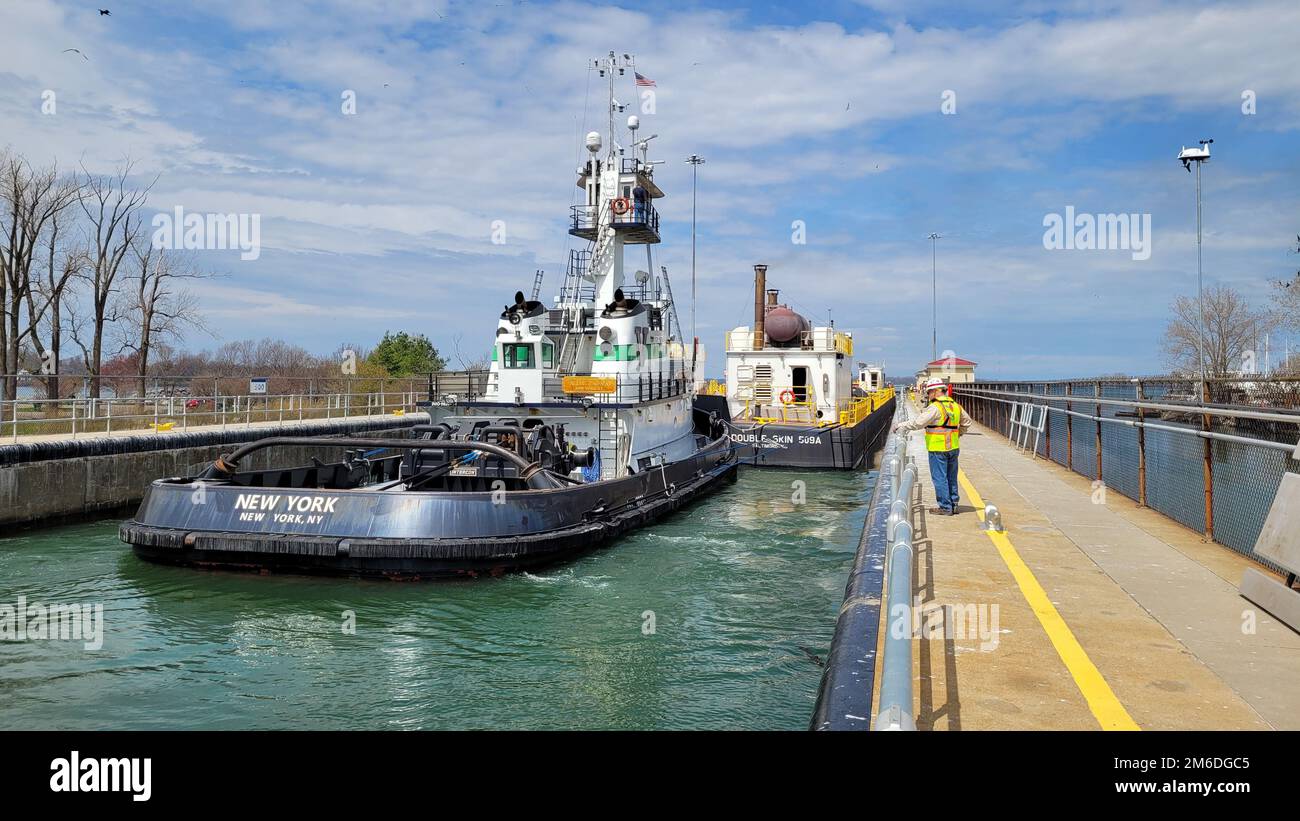 La barge Double Skin and Tugboat New York traverse l'écluse de Black Rock à Buffalo, New York, 25 avril 2022. La barge a été le premier grand navire de la saison de navigation commerciale à traverser l'écluse, ce qui constitue le seul moyen pour les navires commerciaux à fort tirant sur les Grands Lacs d'atteindre les ports de livraison sur la partie supérieure de la rivière Niagara. Banque D'Images