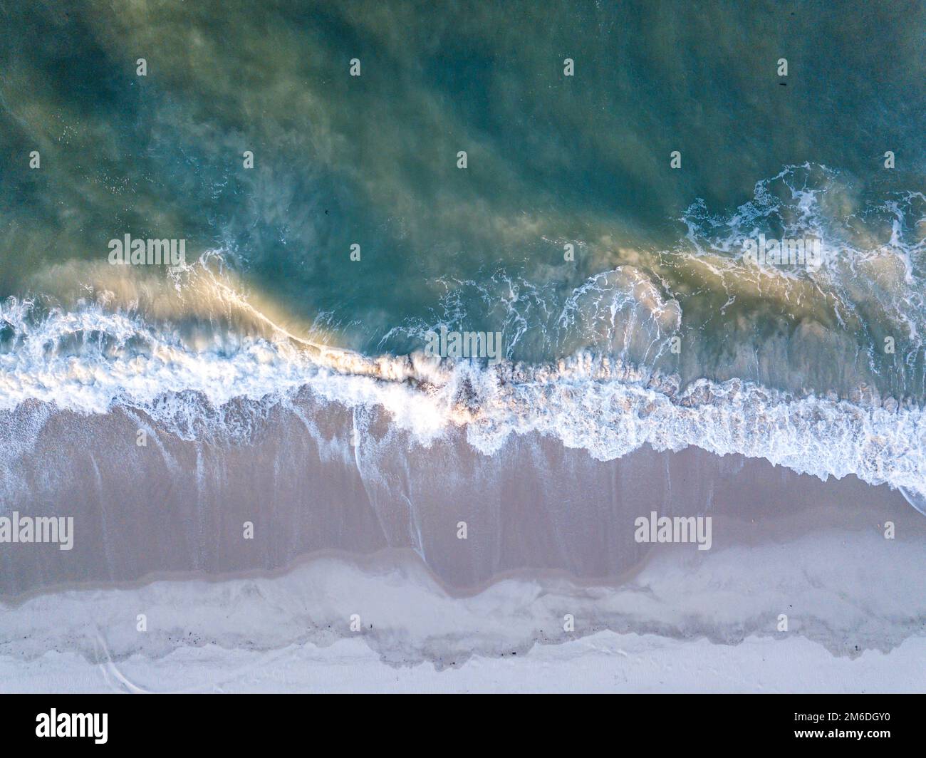 Drone photo de vagues frapper la plage. Banque D'Images