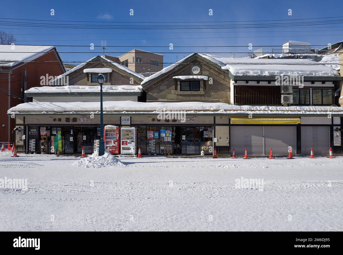 Otaru, Japon - 19 décembre 2022 : rues enneigées d'Otaru. Otaru est une attraction touristique populaire à Hokkaido, Japon Banque D'Images