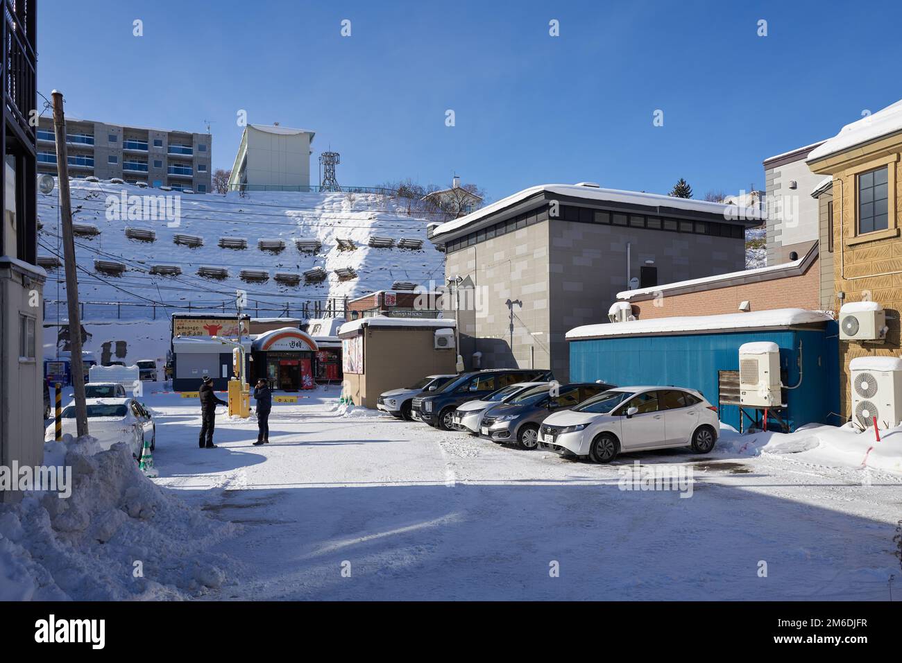 Otaru, Japon - 19 décembre 2022 : rues enneigées d'Otaru. Otaru est une attraction touristique populaire à Hokkaido, Japon Banque D'Images
