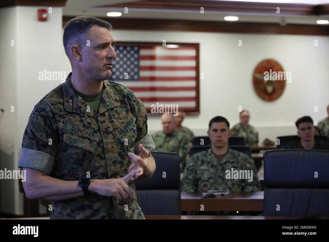 ÉTATS-UNIS Le général de division Donovan du corps maritime, commandant de la Force opérationnelle 61/2 (TF-61/2), parle aux Marines de l'élément de commandement des événements à venir et les remercie pour leur performance exemplaire lors de leur déploiement à l'appui de la Sixième flotte dans la zone d'opérations de l'USEUCOM, Naples, Italie, 25 avril, 2022.la Force opérationnelle 61/2 aligne de multiples forces déployées sous le commandement de la Force navale amphibie; déploie des groupes amphibies prêts à l'emploi (ARG), des unités expéditionnaires maritimes (UMM) et des forces de reconnaissance et de contre-reconnaissance (RXR). Banque D'Images