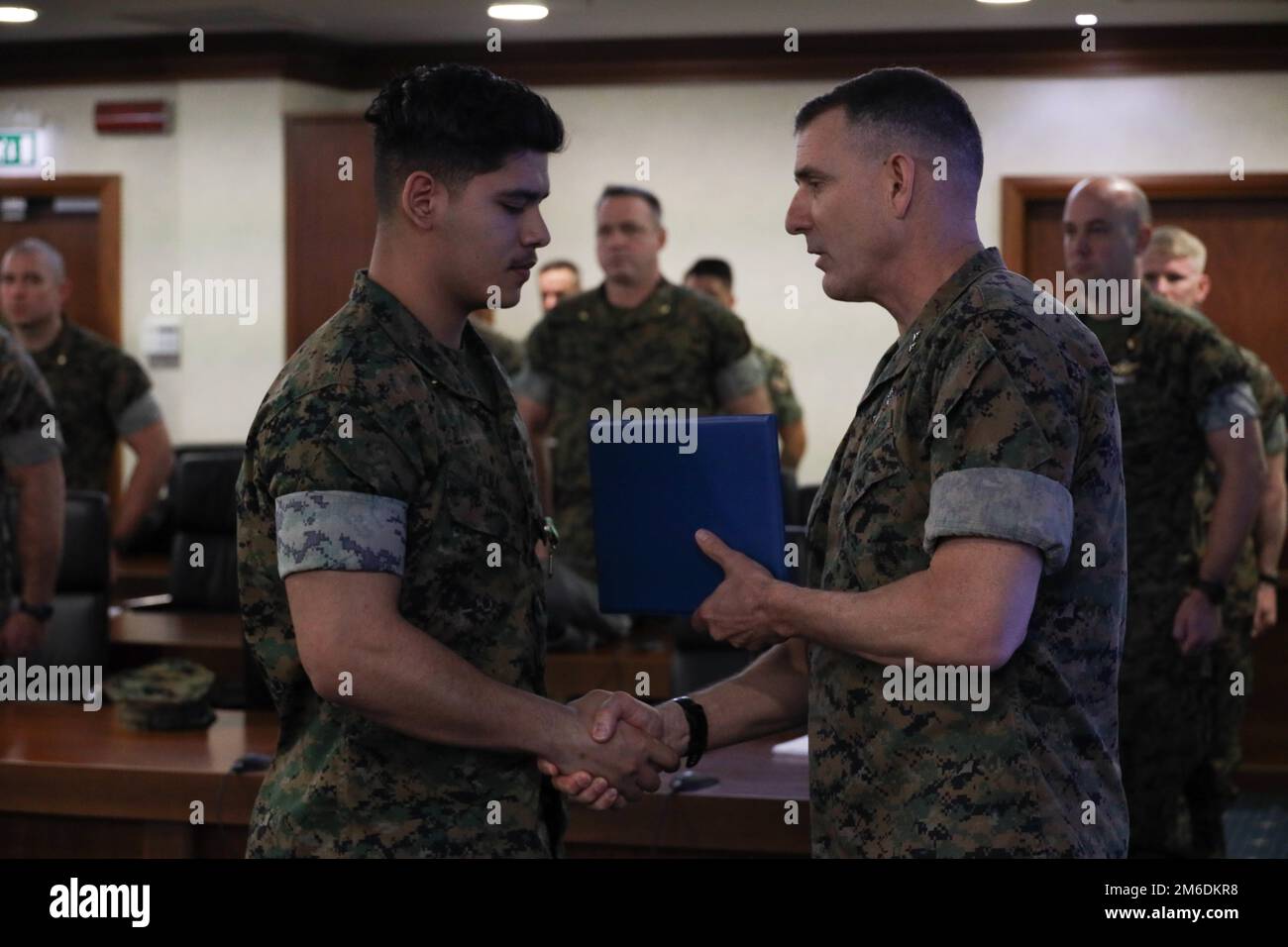 ÉTATS-UNIS Corps maritime le Cpl Abelardo Peña, administrateur de réseau, de Bloomington, en Californie, reçoit une médaille de réalisation de corps maritime et de corps maritime du général Donovan, commandant de la Force opérationnelle 61/2 (TF-61/2), Naples, Italie, 25 avril 2022. La Force opérationnelle 61/2 aligne plusieurs forces déployées existantes sous le commandement de la Force navale amphibie; déploie des groupes amphibies prêts à l'emploi (ARG), des unités expéditionnaires maritimes (UMM) et des forces de reconnaissance et de contre-reconnaissance (RXR). Banque D'Images