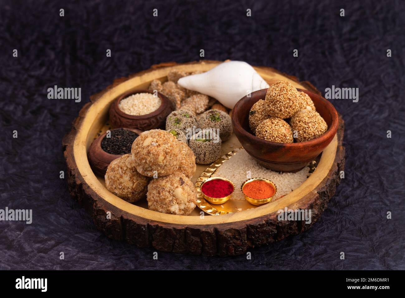 Le festival de la moisson est célébré comme Makar Sankranti, Lohri, Uttarayan, Maghi, Poush Sankranthi,Magh Bihu avec Sesame Sweet viz. Tilgul, Til Mithai, Gaj Banque D'Images